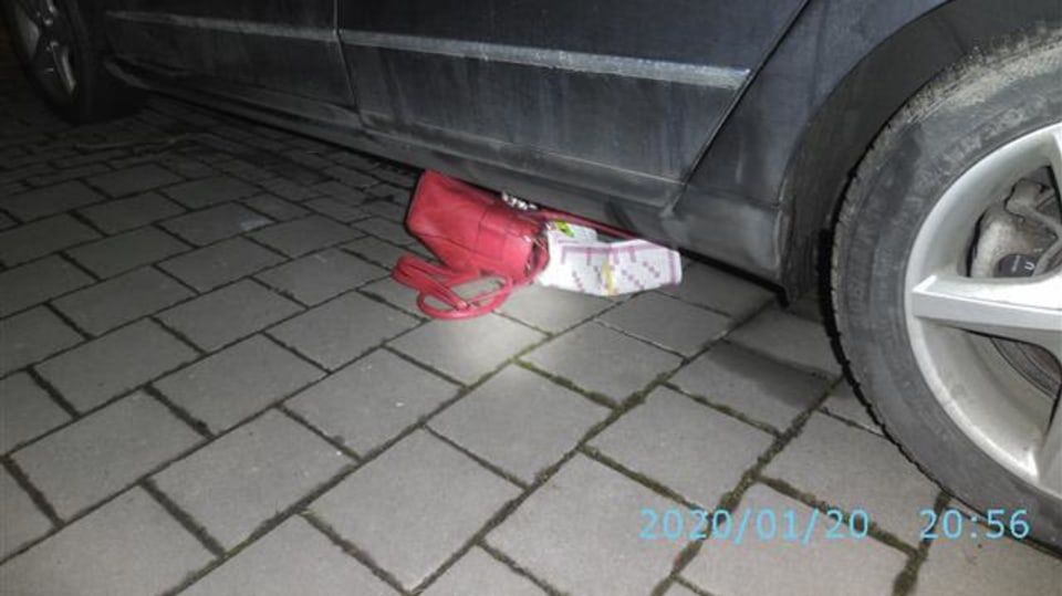 Muž strhl ženě z ramene kabelku